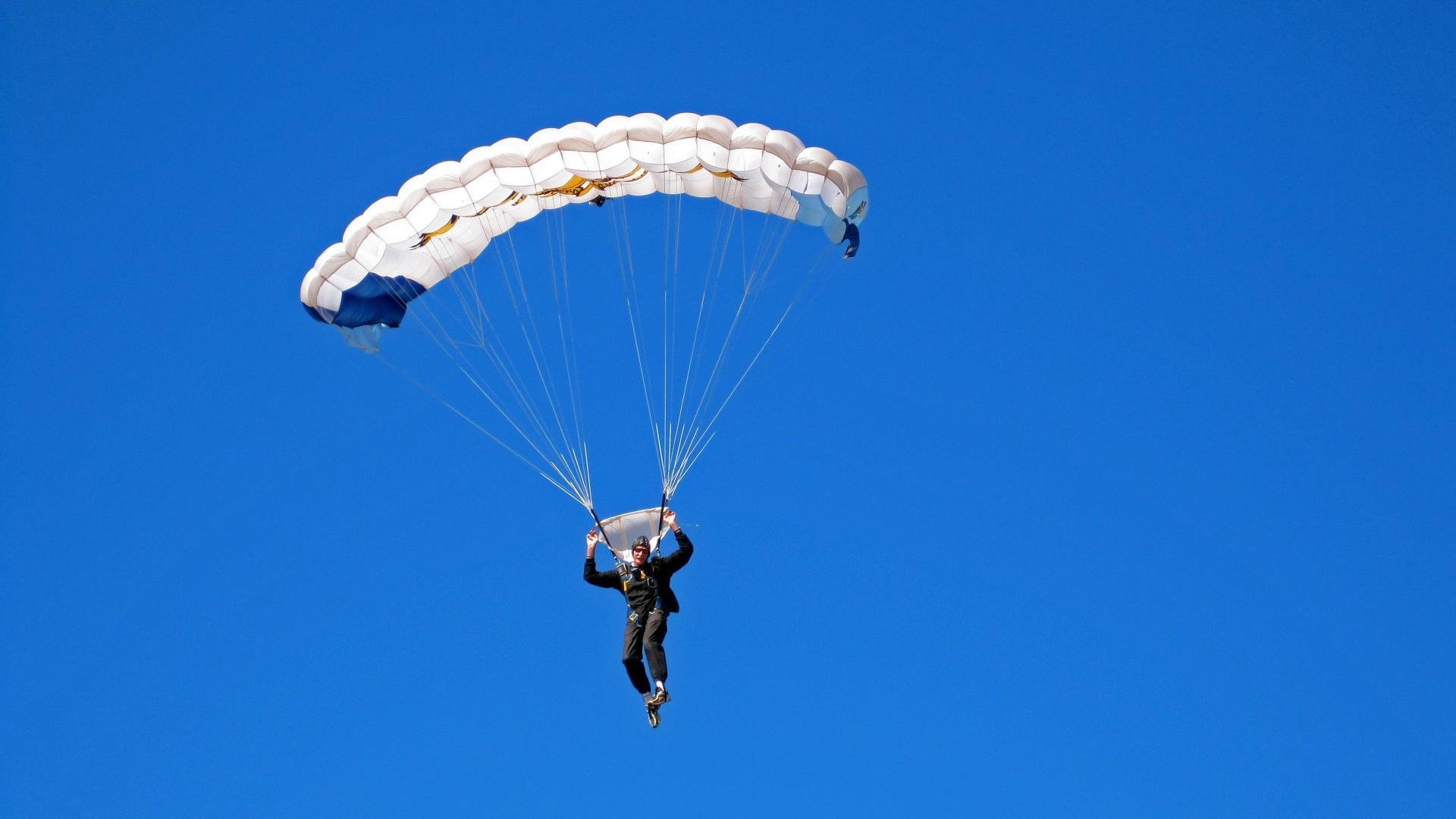 佩拉卡尼笑对首次蝶泳挑战，卡佩拉弹跳