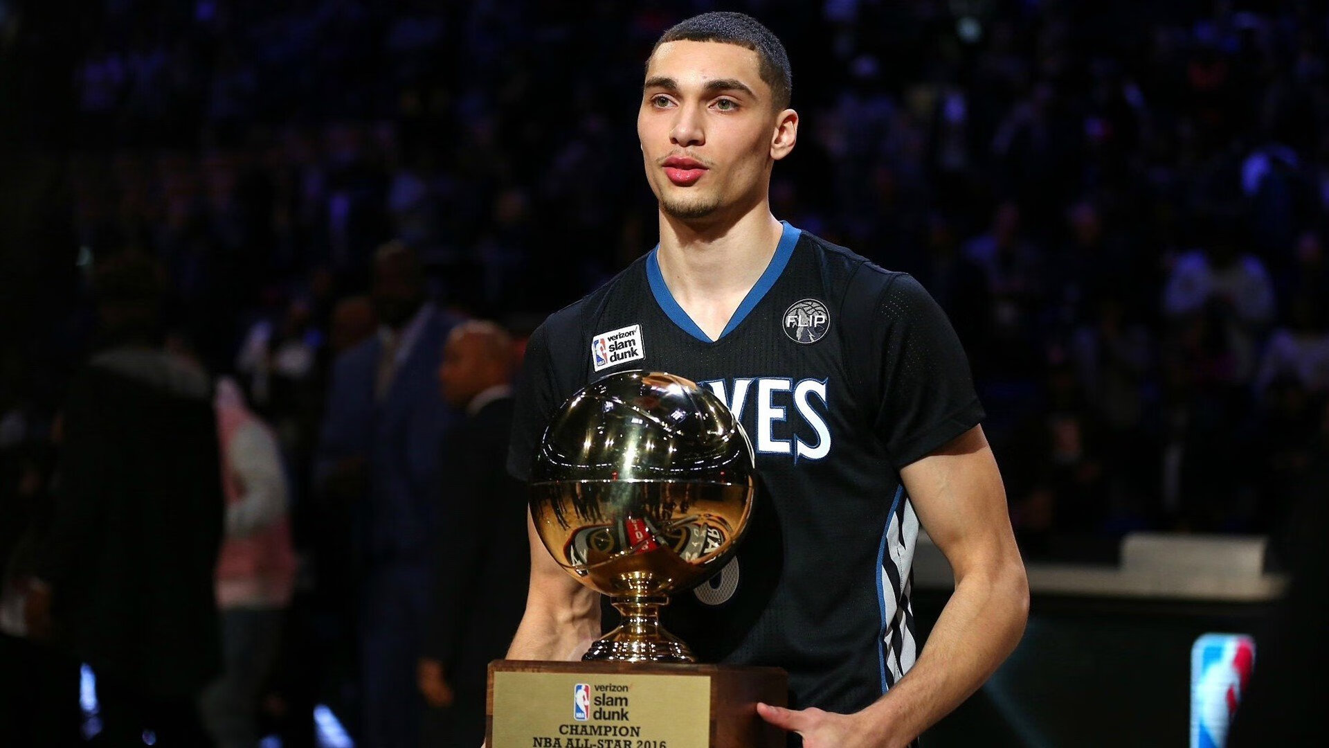 游泳队人数虽少，但质量不减，游泳队员组成一个方阵进行表演,已知方阵最外层有28人